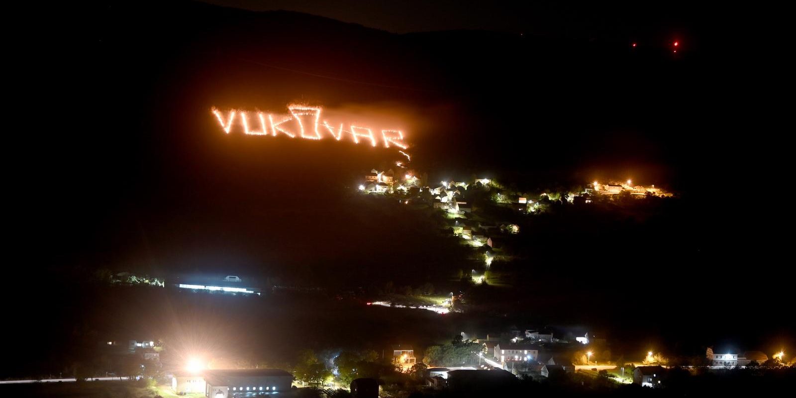 Cista Velika: S više od 600 vatrenih kugli mještani na brdu ispisali ime Vukovara