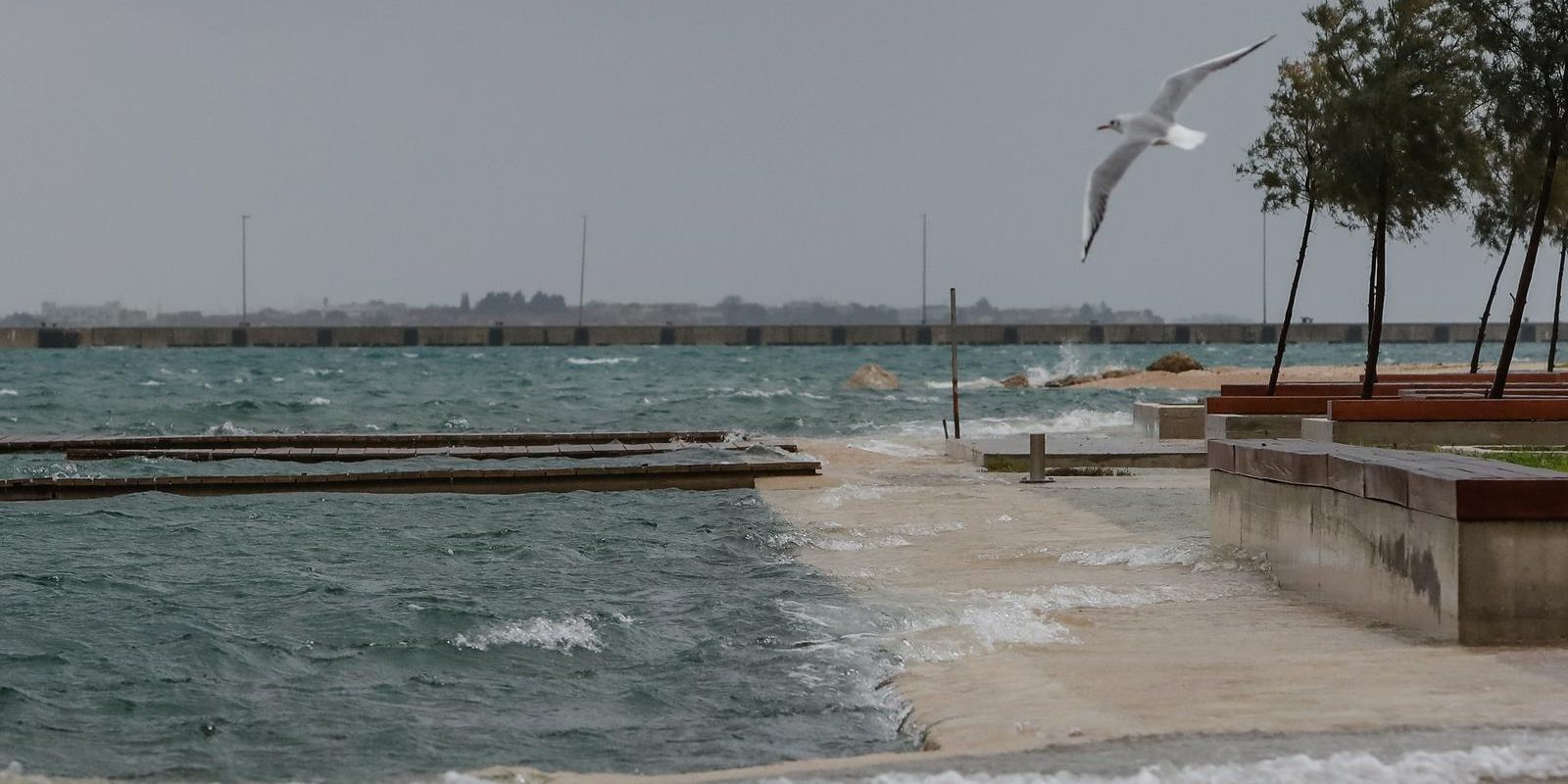 Zadar: Zbog nevremena, juga i kiše podignula se razina mora