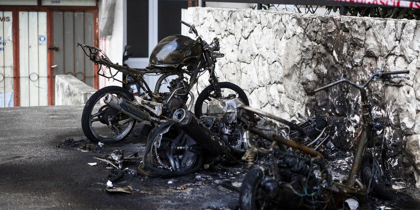Split: U Doverskoj ulici noćas su potpuno izgorjela tri motocikla