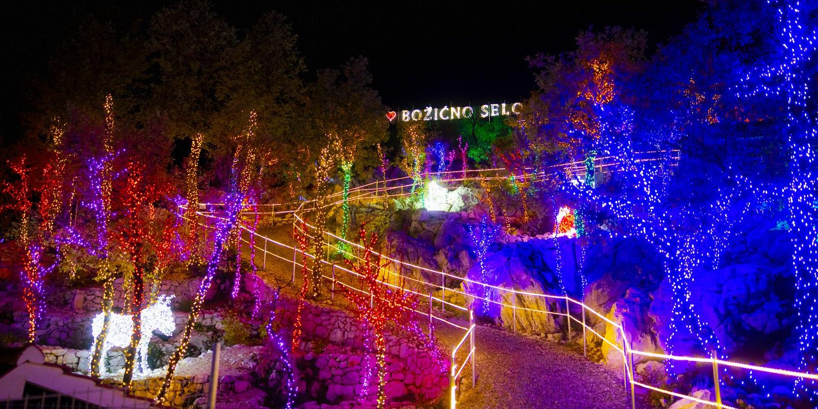Donji Dolac: Božićno selo ukrašeno dekoracijama i brojnim lampicama privlači posjetitelje tijekom blagdana