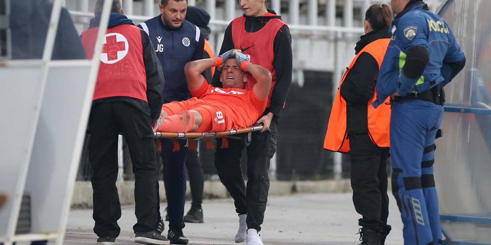 Zagreb: Ozlijedio se Lovre Kalinić, u noslima iznesen s travnjaka