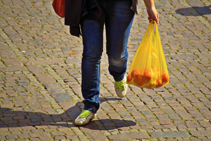 shopping-g57544e4f3_1280-696×464