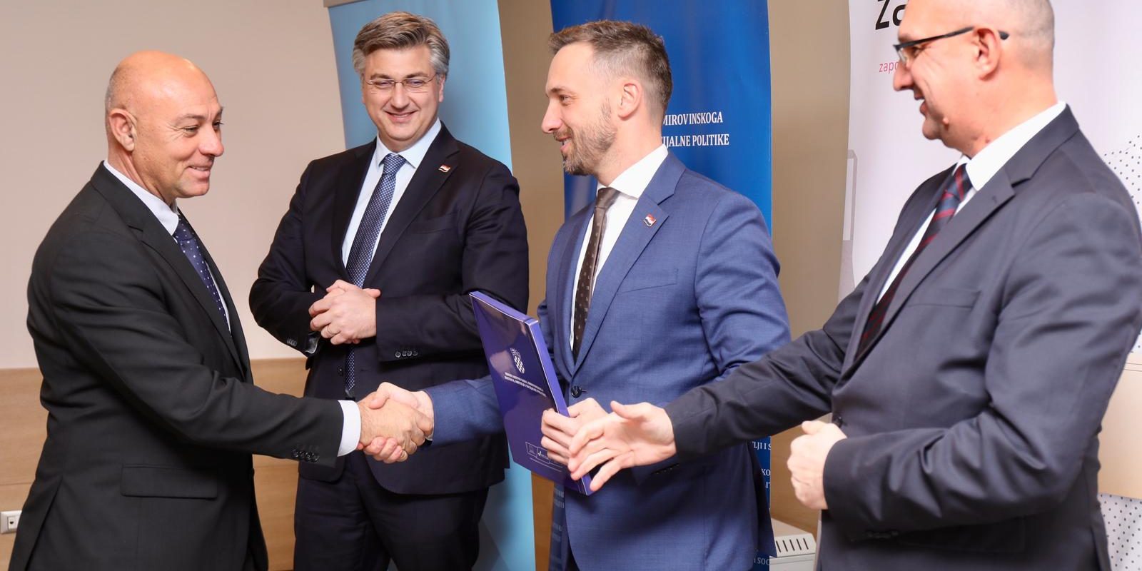 Split: Andrej Plenković prisustvovao uručenju 60 ugovora za program “Zaželi”