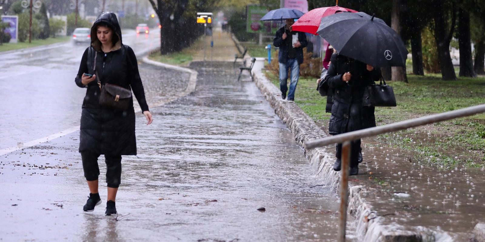 Zbog obilne kiše u Splitu su poplavljene prometnice i nogostupi