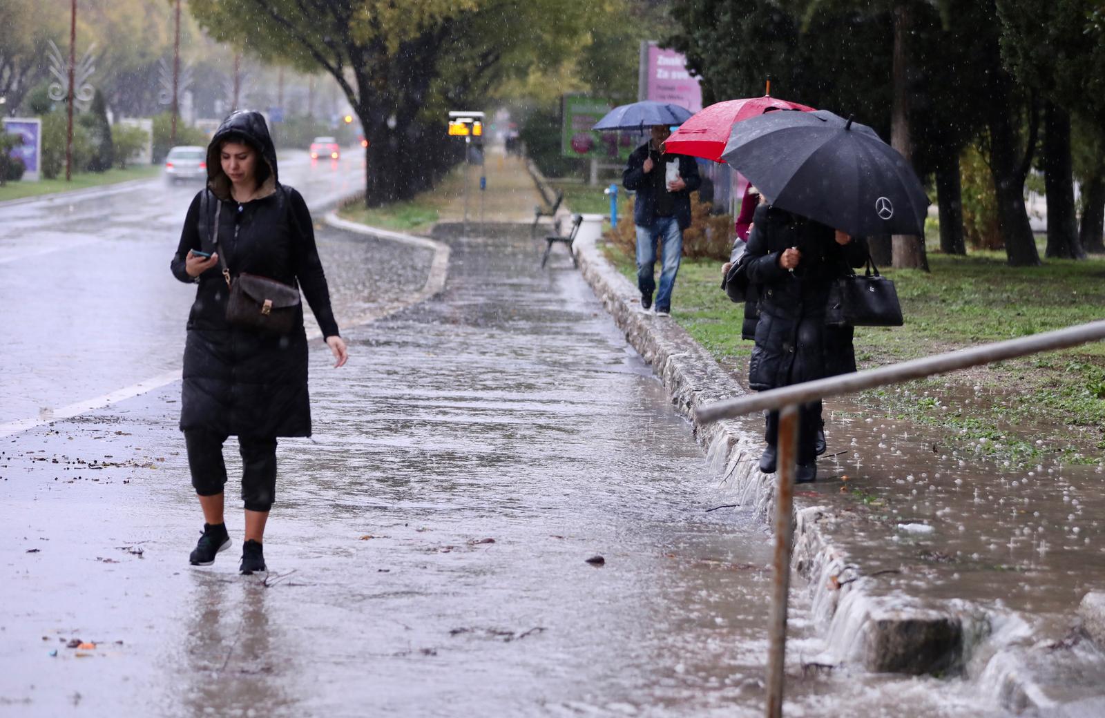 Zbog obilne kiše u Splitu su poplavljene prometnice i nogostupi