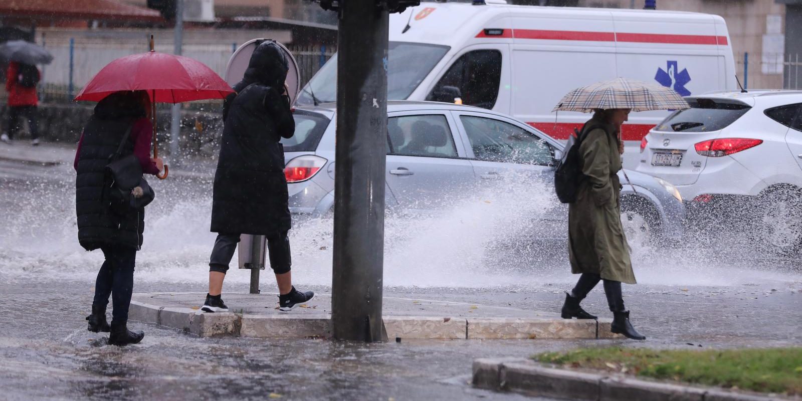 Zbog obilne kiše u Splitu su poplavljene prometnice i nogostupi