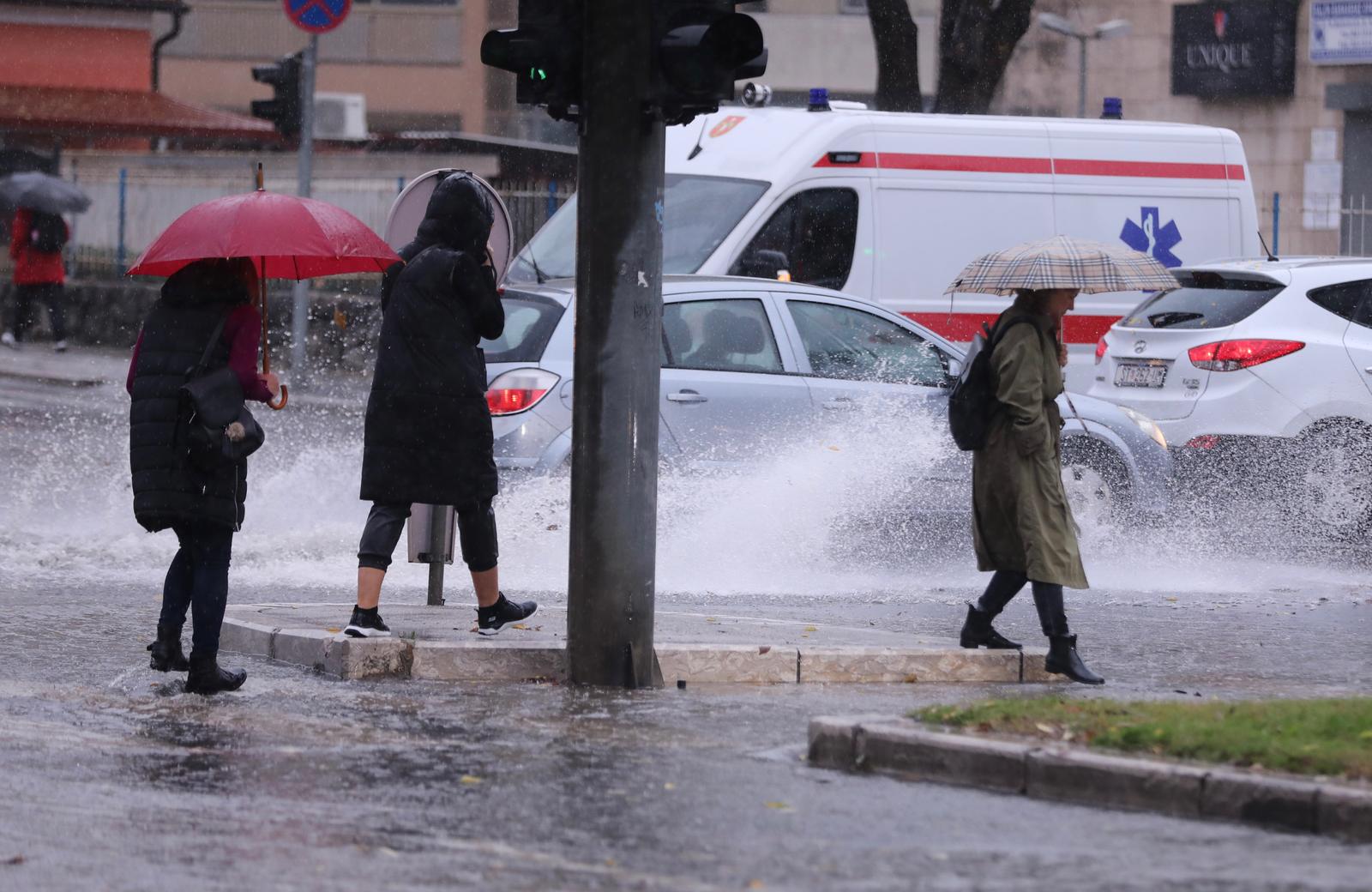 Zbog obilne kiše u Splitu su poplavljene prometnice i nogostupi