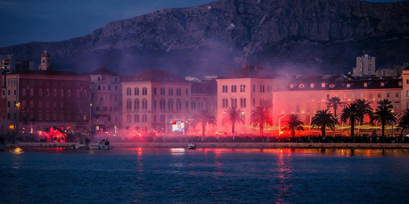 Split: Pogled na rivu i okupljene navijače u iščekivanju Vatrenih