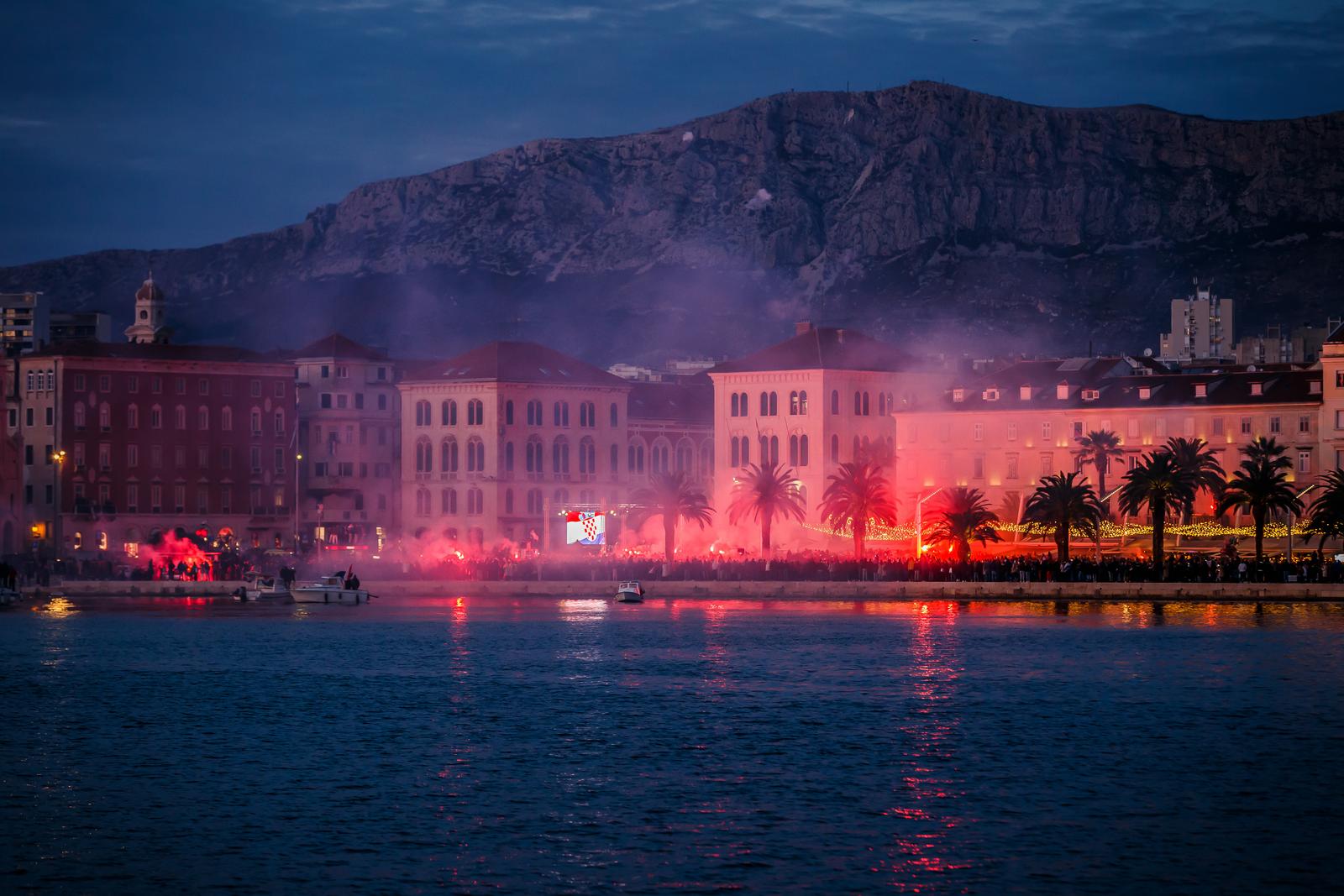Split: Pogled na rivu i okupljene navijače u iščekivanju Vatrenih