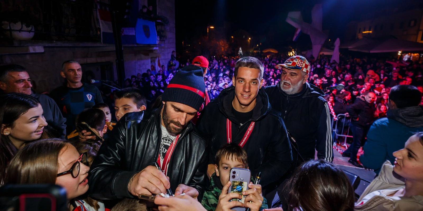 Kaštel Kambelovac: Livaja i Pašalić pozdravili navijače i potpisali im se na dresove