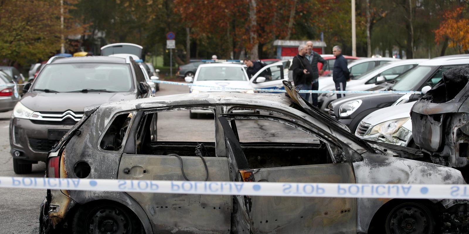 Zagreb: Na parkiralištu u Sloboštini tijekom noći izgorjelo osam automobila