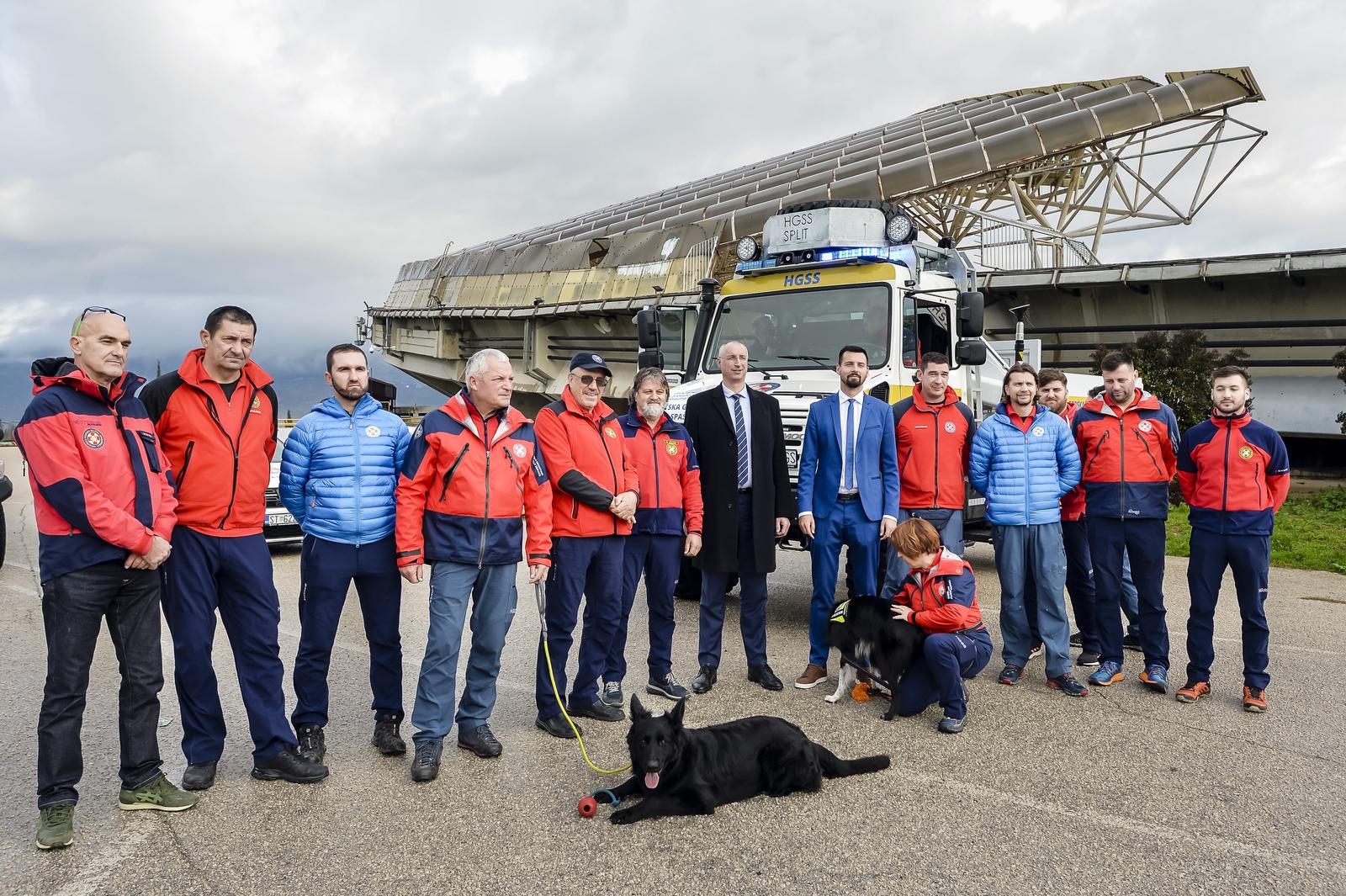 Split: Hrvatskoj gorskoj službi spašavanja svečano uručeno specijalno vozilo