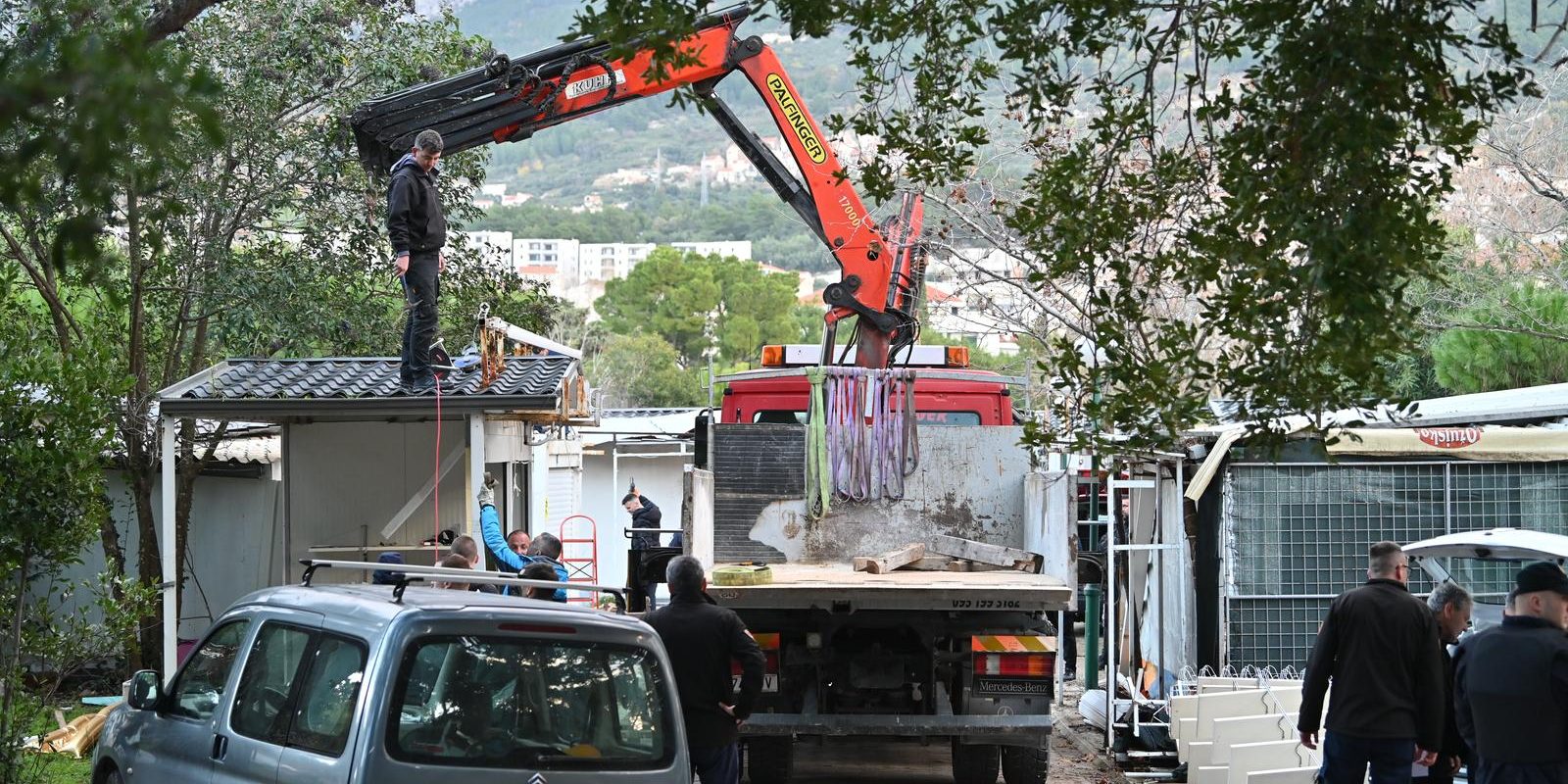 Makarska: Policija i specijalci ogradili Peškeru, kreće uklanjanje kioska