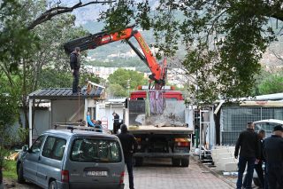 Makarska: Policija i specijalci ogradili Peškeru, kreće uklanjanje kioska
