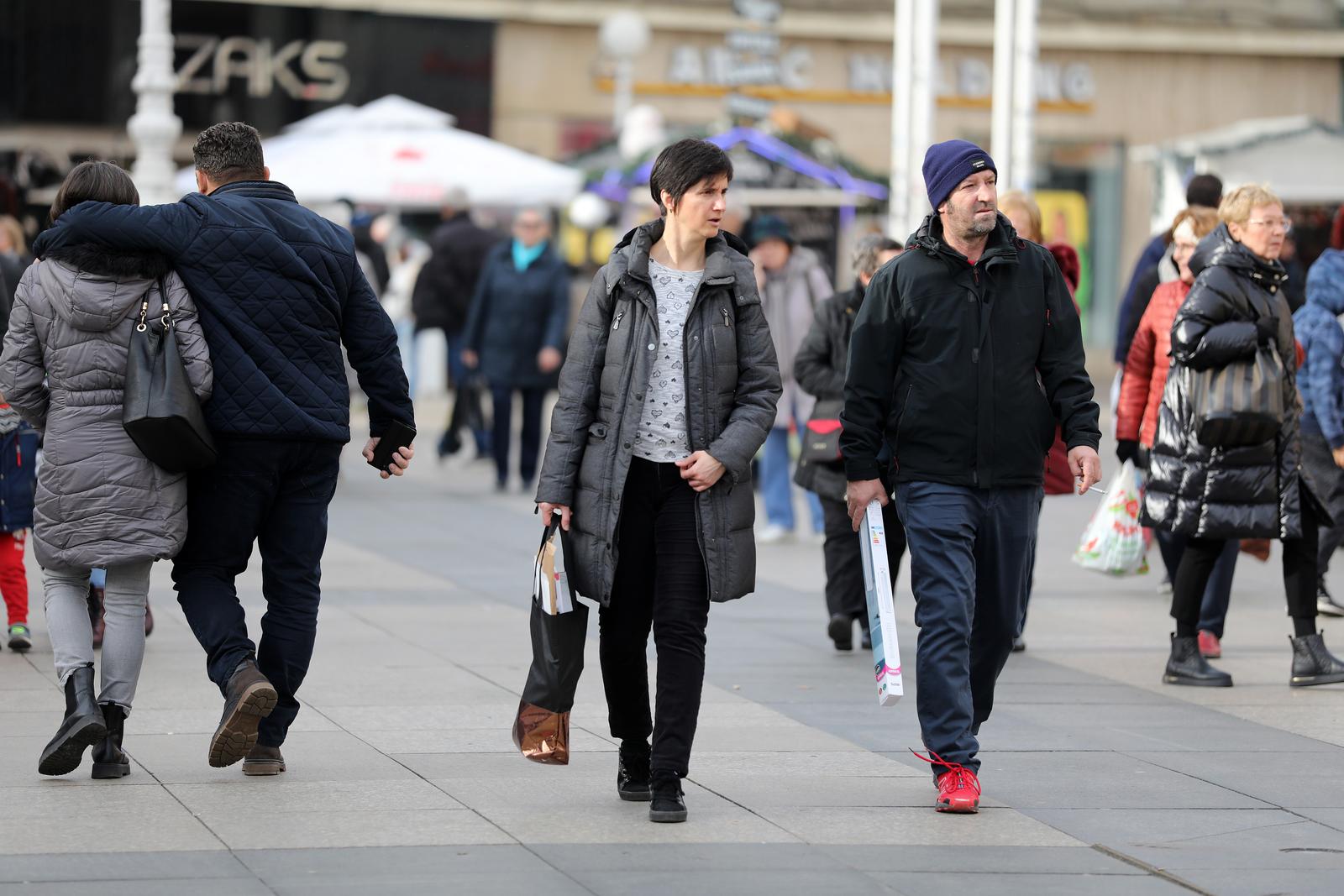 Zagreb: Veliki broj građana iskoristio je toplo vrijeme i prošetao gradom