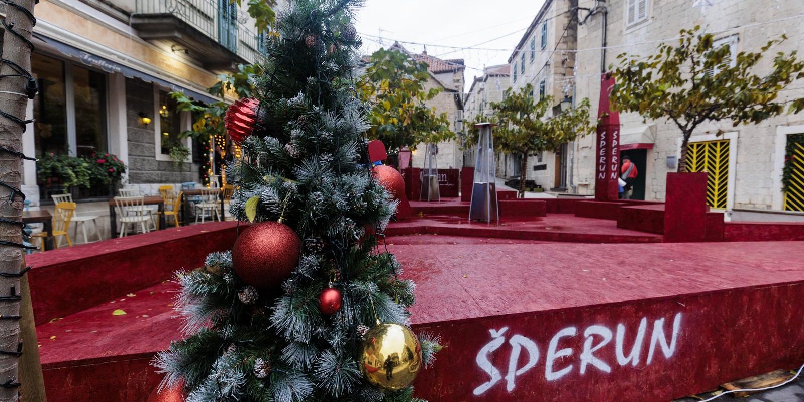 Split: Tek najhrabriji Splićani prošetali su centrom grada na vjetrovitu i kišnu subotu