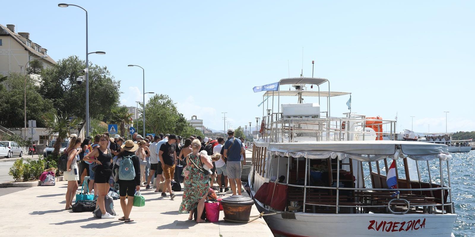 Šibenik: Sudeći po gužvama na brodskim i trajektnim linijama, turistička sezona je još uvijek u puno jeku