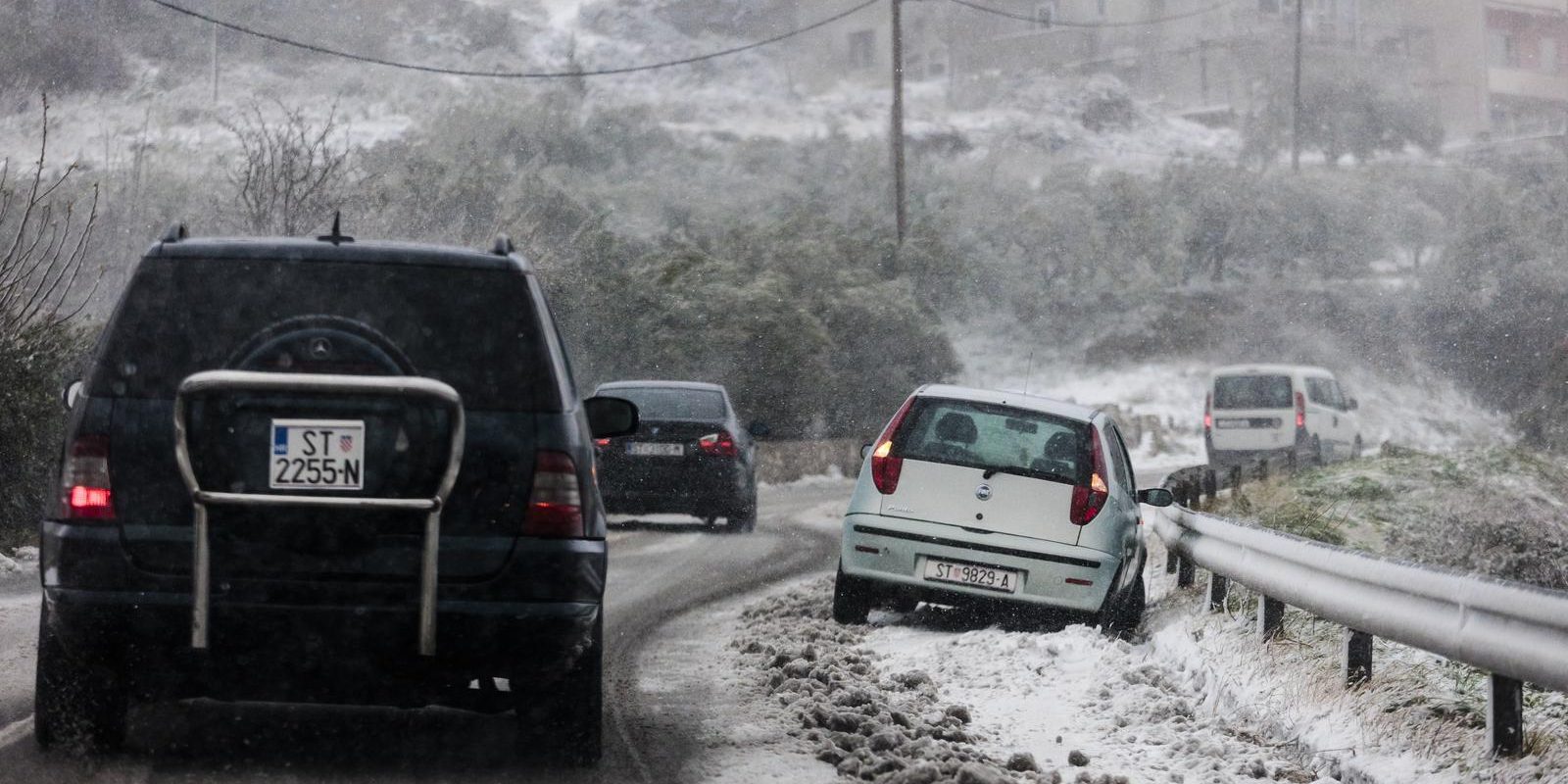Klis: Pojedini vozači zbog snijega ostali zaglavljeni na staroj kliškoj cesti do prolaska ralice