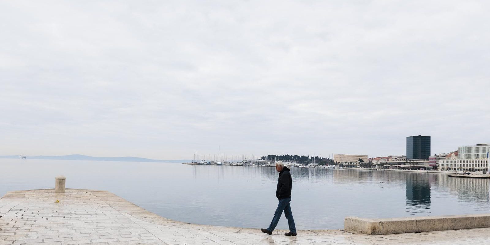 Split: Puste ulice u centru grada na oblačno božićno jutro