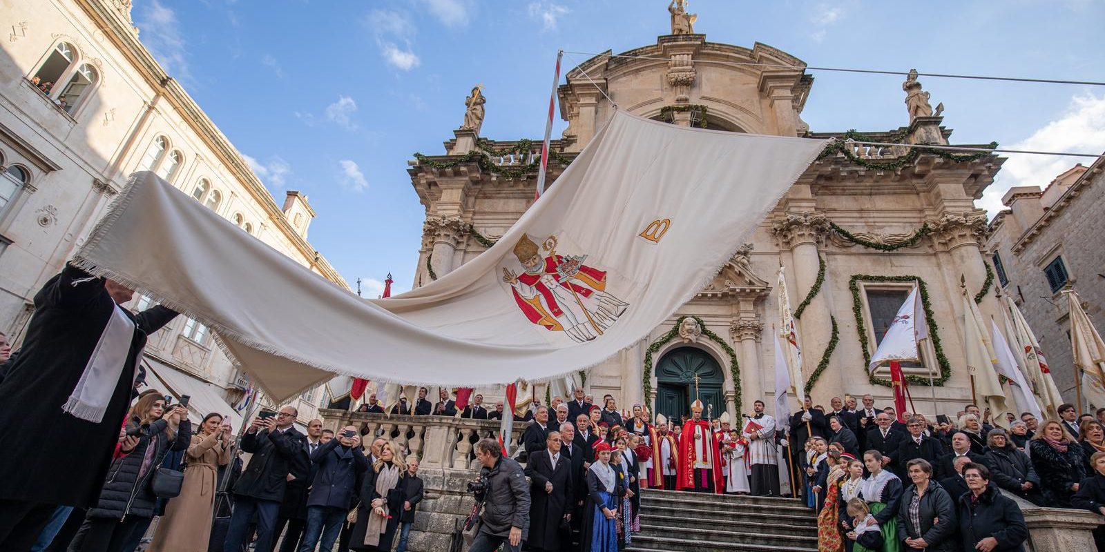 Dubrovnik: Tradicionalnim podizanjem barjaka uz parčevu himnu svečano je otvorena 1051. Festa sv. Vlaha