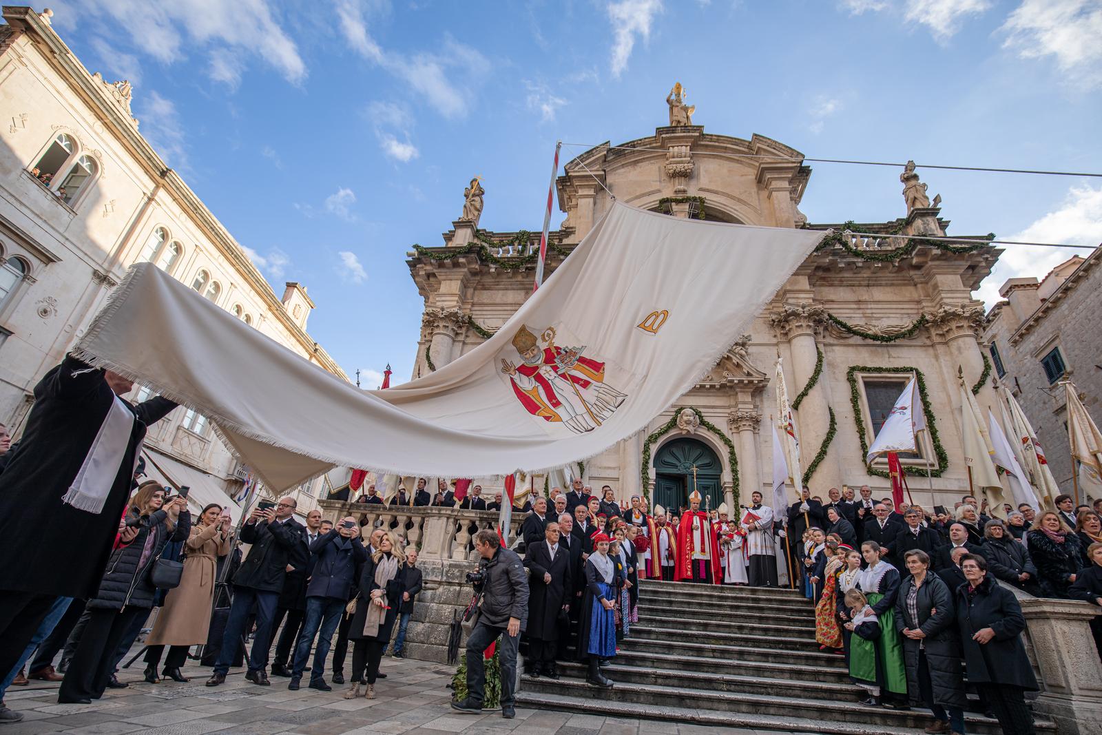 Dubrovnik: Tradicionalnim podizanjem barjaka uz parčevu himnu svečano je otvorena 1051. Festa sv. Vlaha