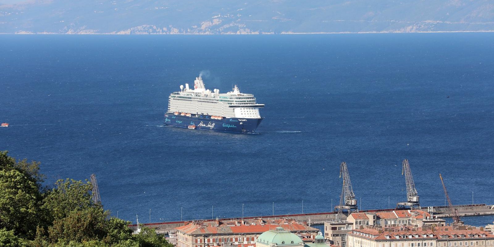 Kruzeri Marella Explorer 2 i Mein Schiff ispred riječke luke