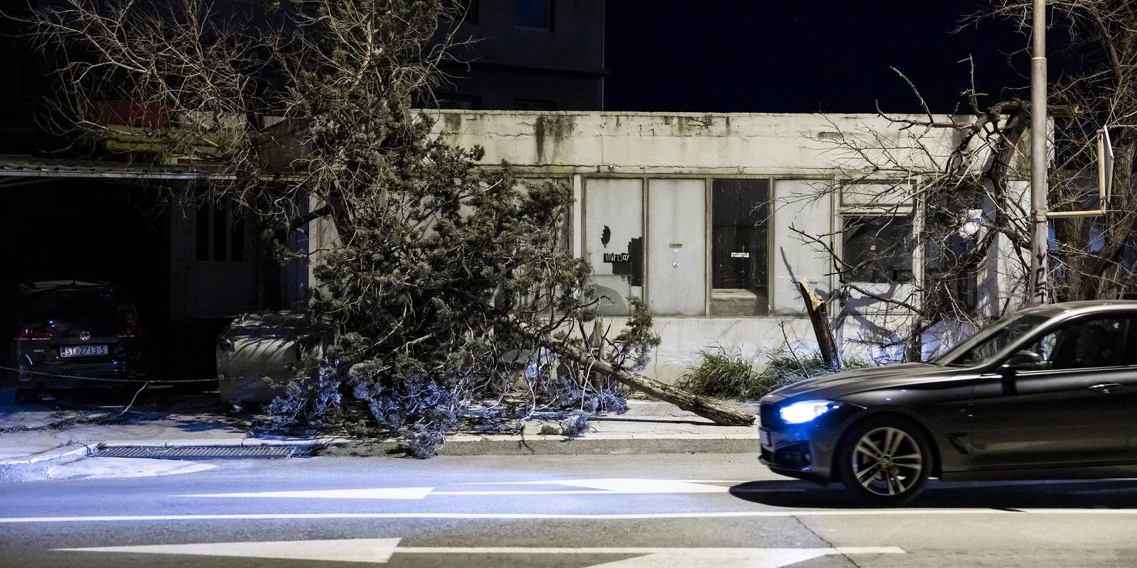 Snažna bura u Splitu napravila štetu na ulicama