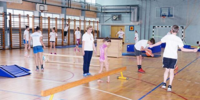 Sisak: Rafinerija donirala opremu za vježbanje Osnovnoj školi 22. lipanj