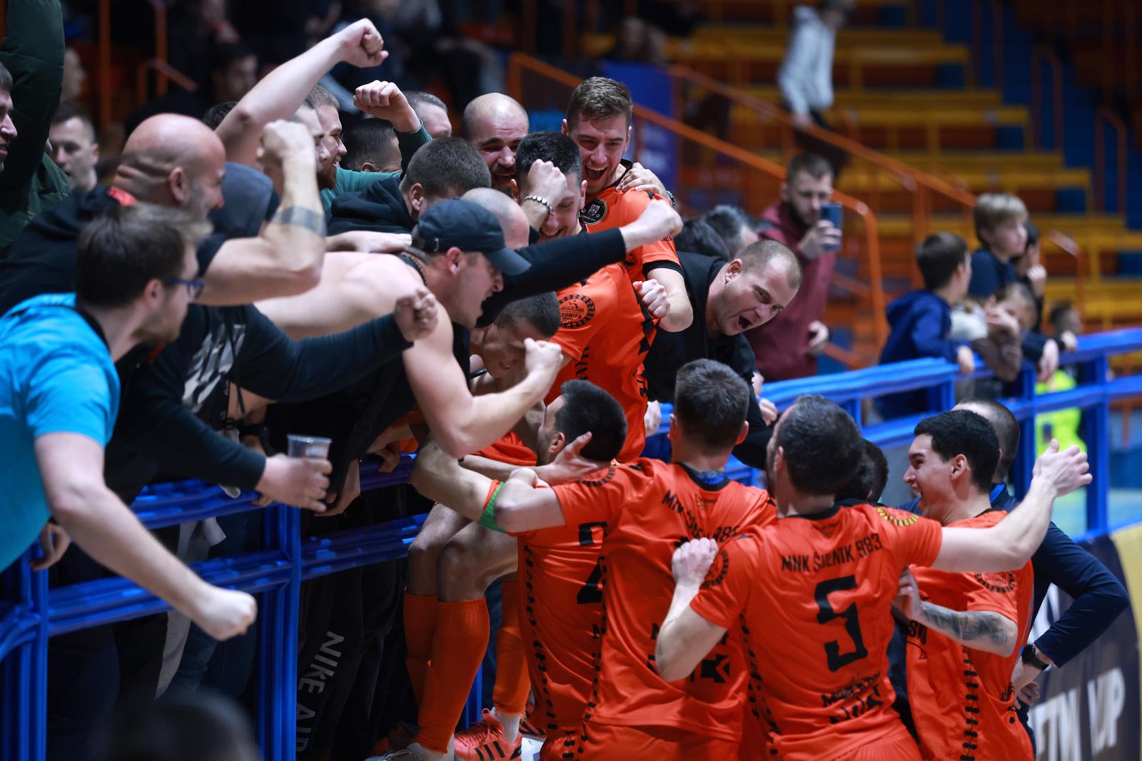 Zagreb: Slavlje igra?a ibenika 1983 nakon pobjede i plasmana u finale Hrvatskog malonogometnog kupa