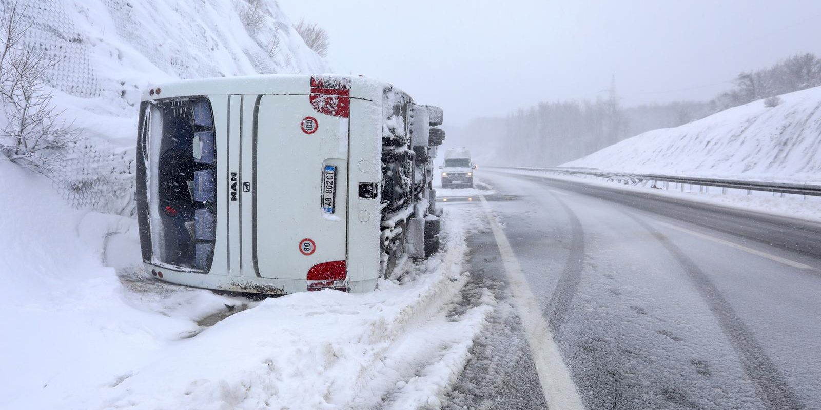 U prevrtanju autobusa na autocesti poginula jedna osoba