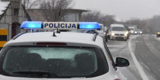 Policija zatvorila cestu u Pađanima prema Gračacu zbog nevremena