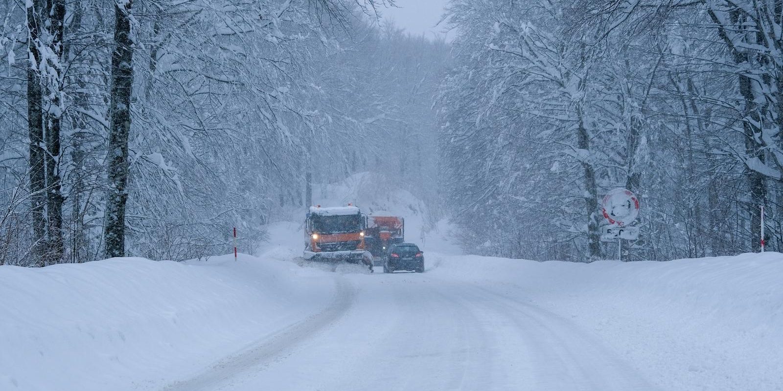 Slunj: Dok ralice čiste prometnice, mještani s lopatama i traktorima čiste snijeg