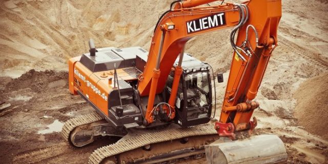 excavator-g1524eb6f9_1280-696×522