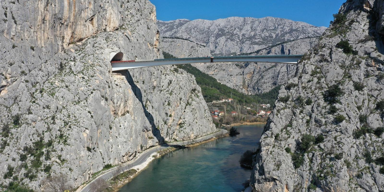Pogled iz zraka: Spojen most u Omišu, traju zadnje pripreme za svečano otvorenje