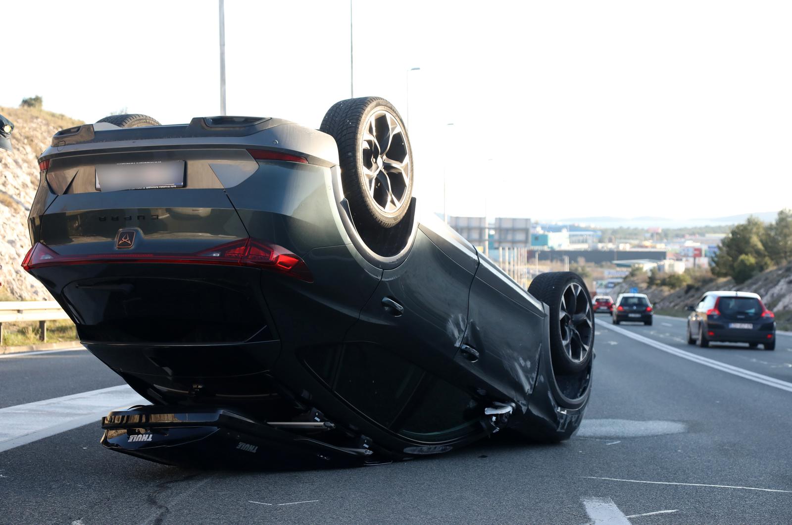 Prometna nesreća u blizini Šibenika, automobil završio na krovu