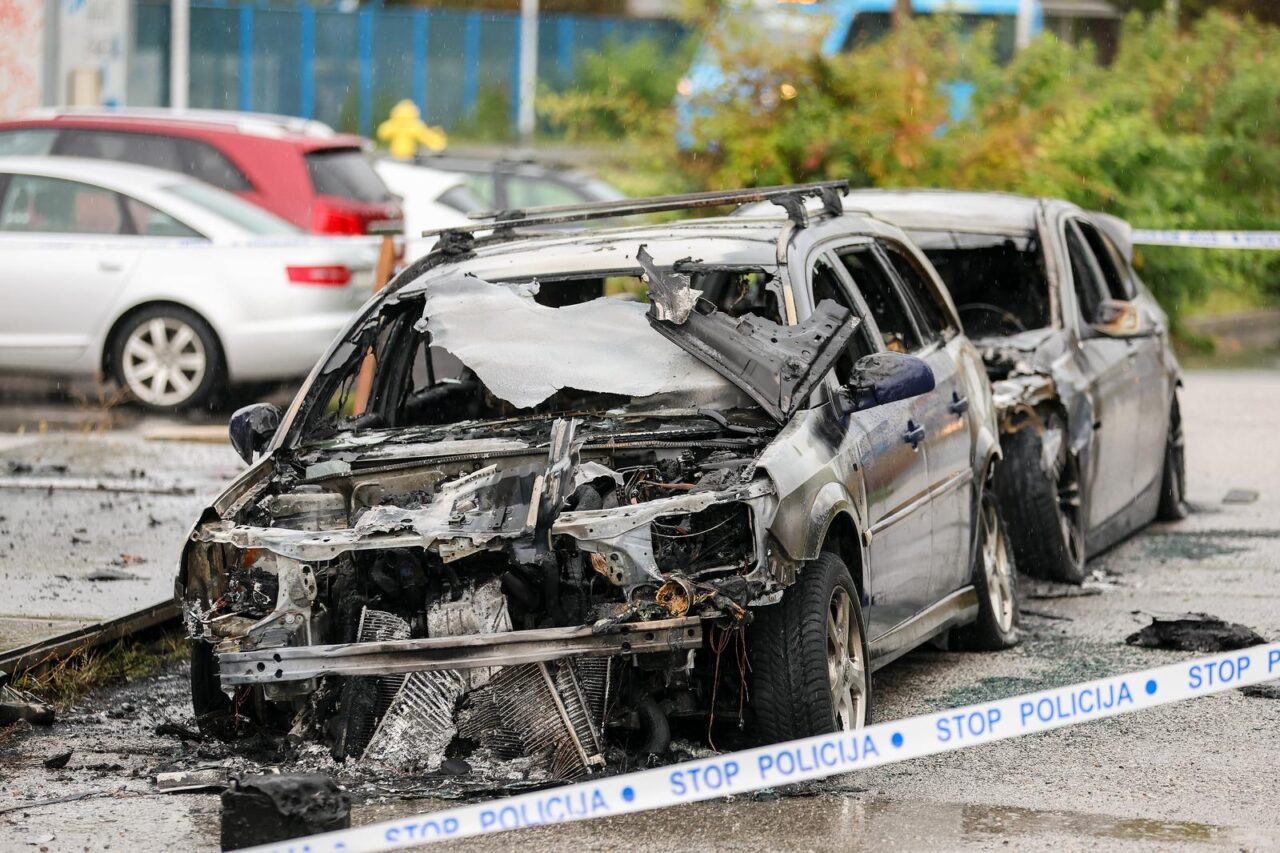 Zagreb: Dva automobila u Vrapču u potpunosti izgorjela, policijski očevid je u tijeku