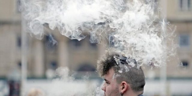 Zagreb: Dim iz e-cigarete uskladio se s frizurom mladića