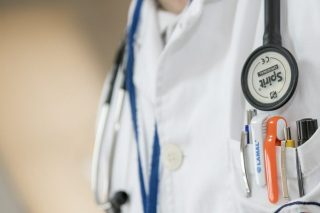 doctor-563428_1280-696×464