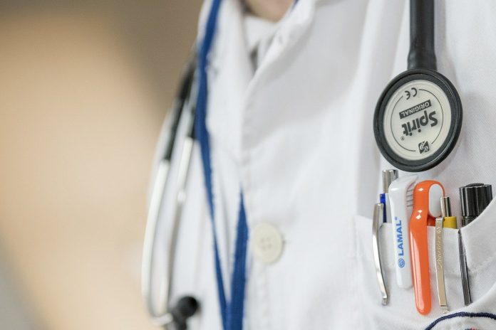 doctor-563428_1280-696×464