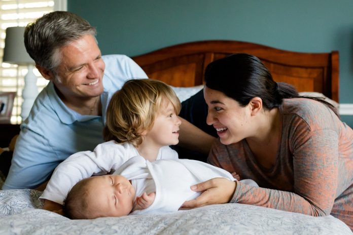 family-g1aee374a5_1280-696×464