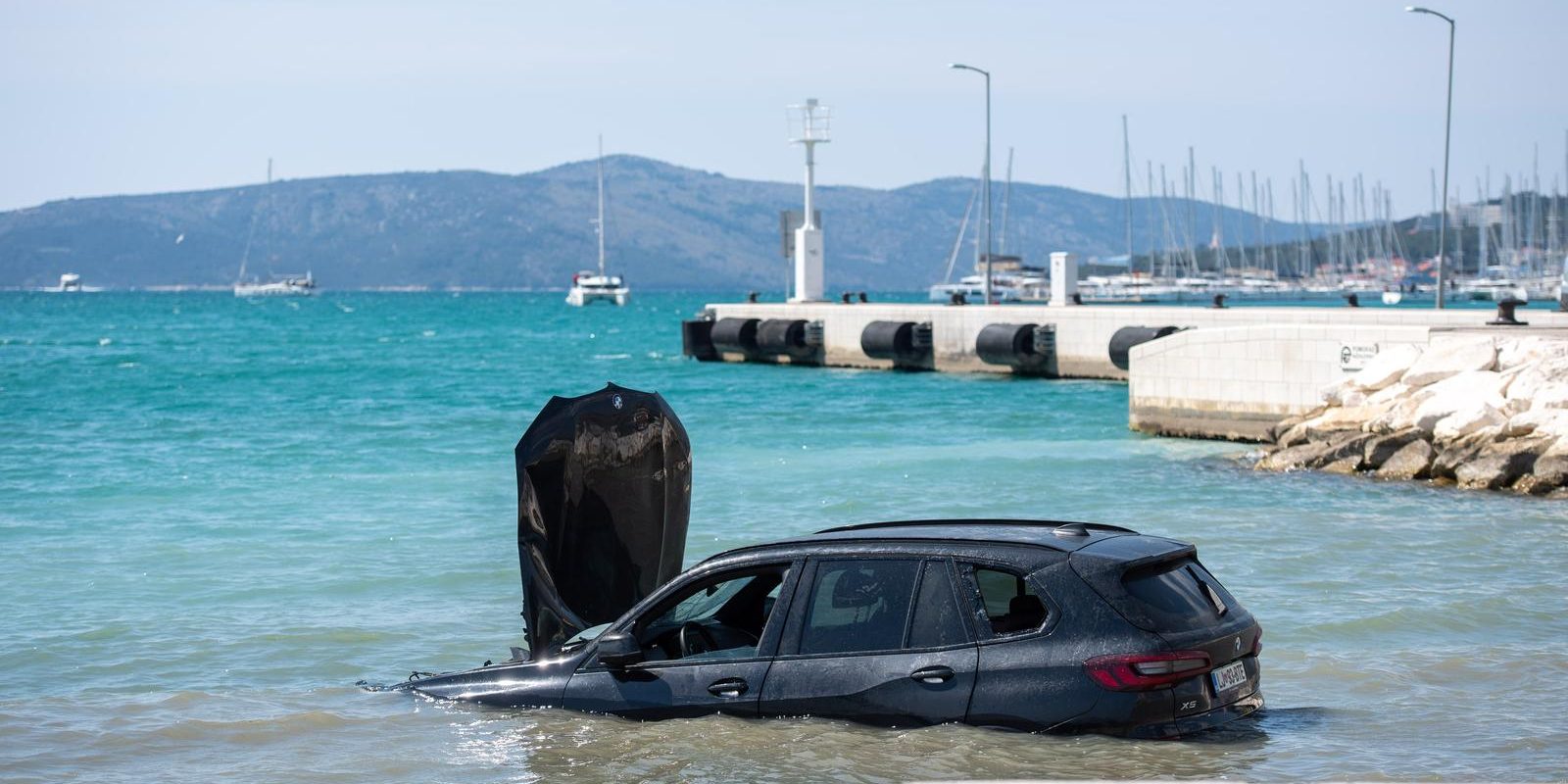BMW-om sletjela u more kod trajektnog pristaništa u Trogiru, pa gurnula i teretno vozilo