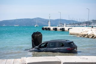 BMW-om sletjela u more kod trajektnog pristaništa u Trogiru, pa gurnula i teretno vozilo