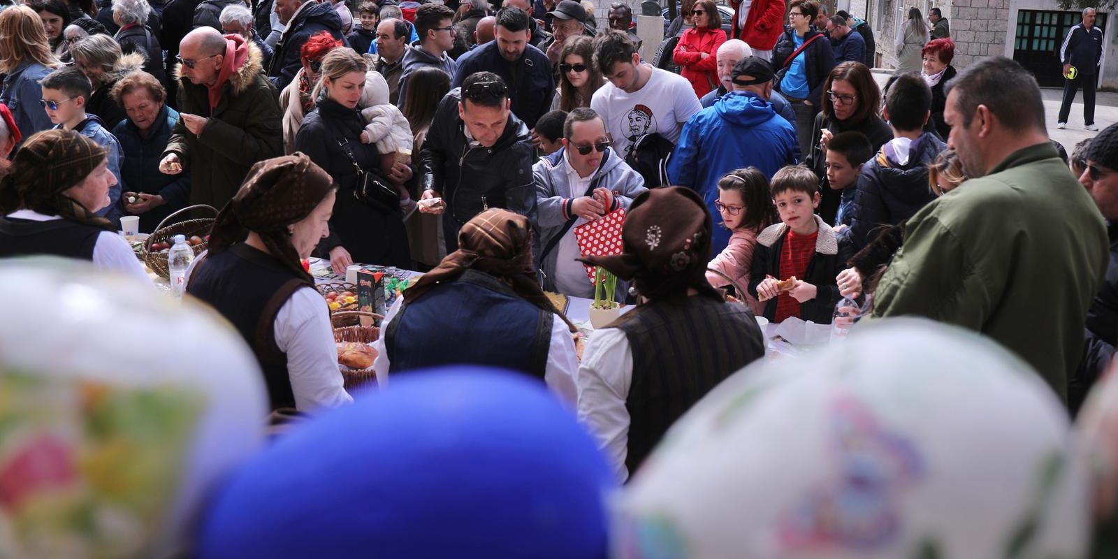 Sinjani i njihovi gosti uživali u Uskrsnom dorucčku na otvorenom