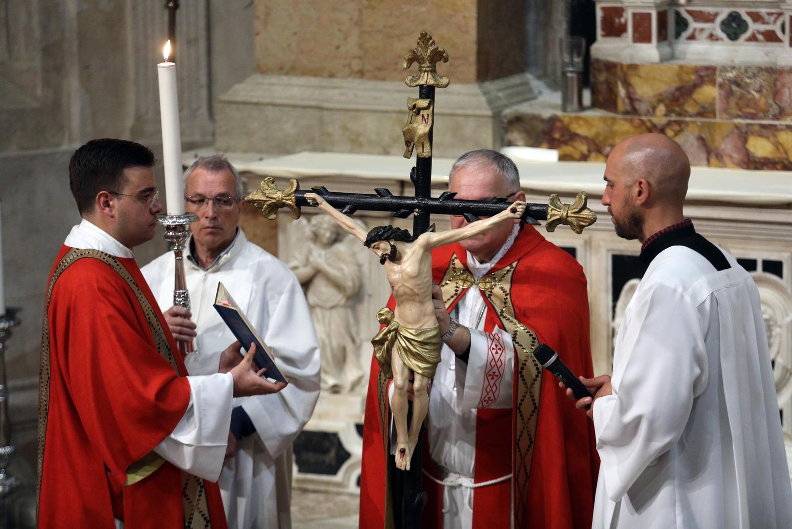 Šibenik: Misa na Veliki petak i procesija oko katedrale