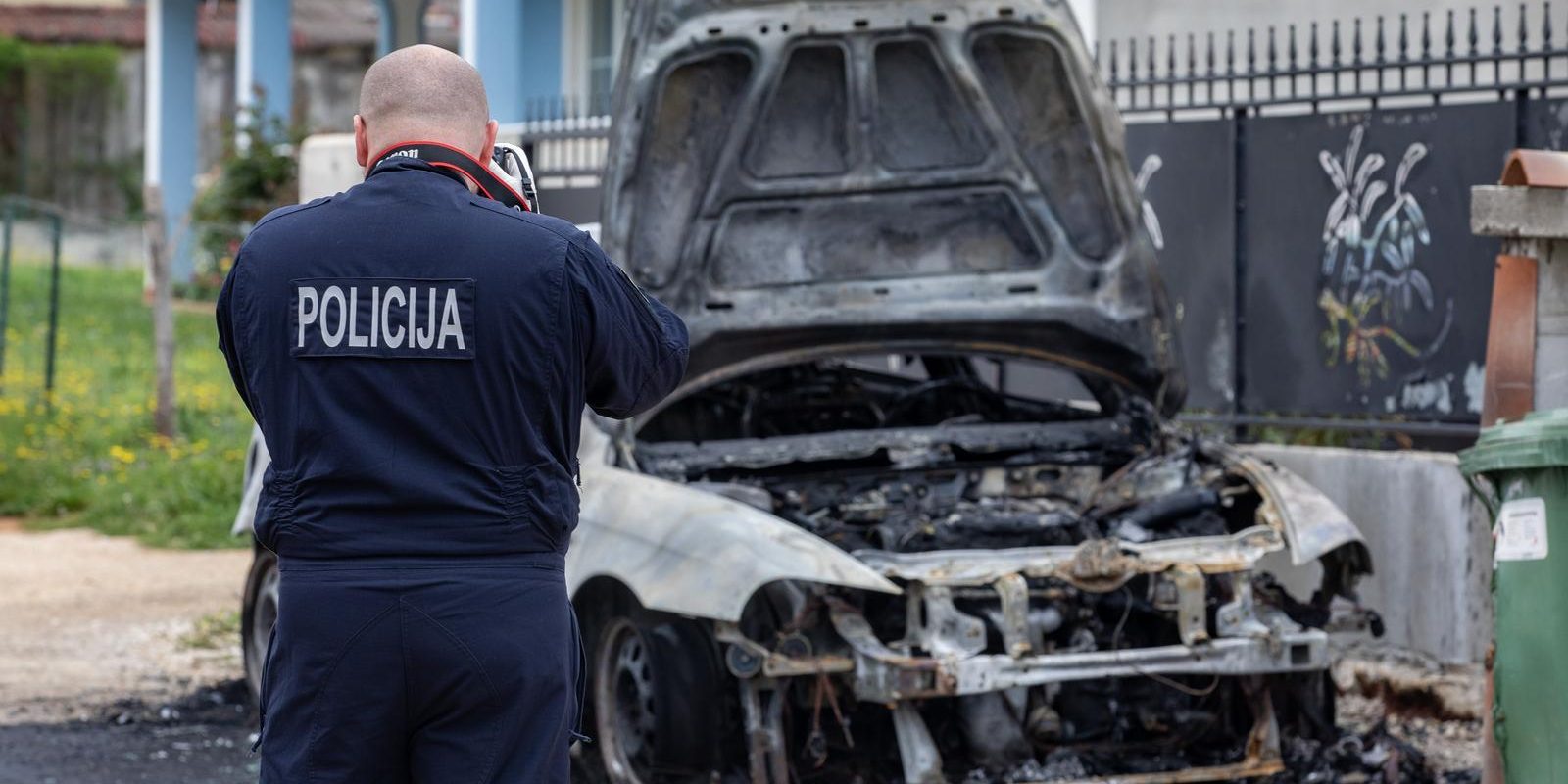 U tri sata ujutro u naselju Žbandaj kod Poreča buknuo je požar na dva automobila