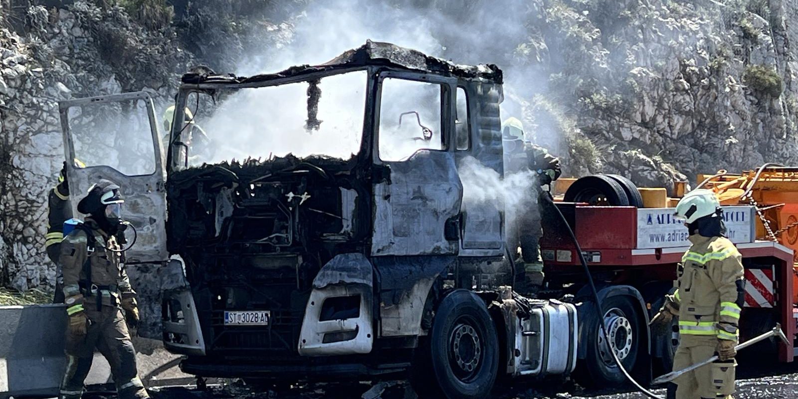 Na brzoj cesti Solin – Klis zapalio se tegljač