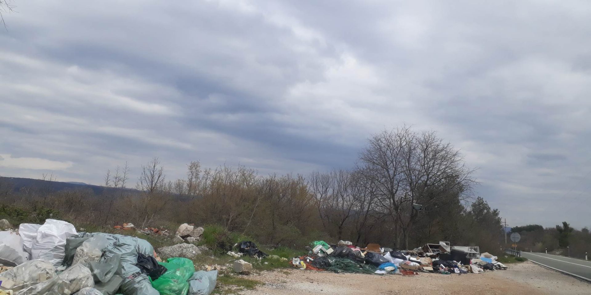 Smeće uz D60 Lasić Vrilo – 021 portal