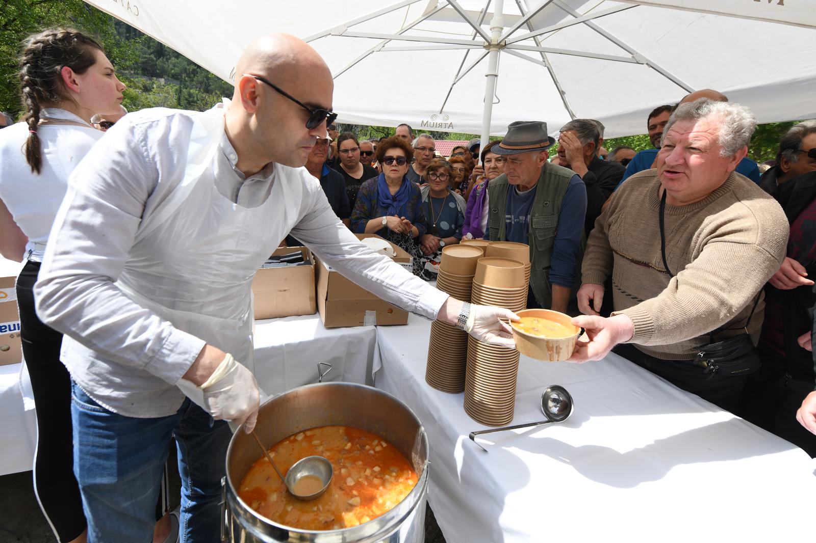 Tradicionalno prvosvibanjsko druženje uz grah na livadi ispod Skradinskog buka