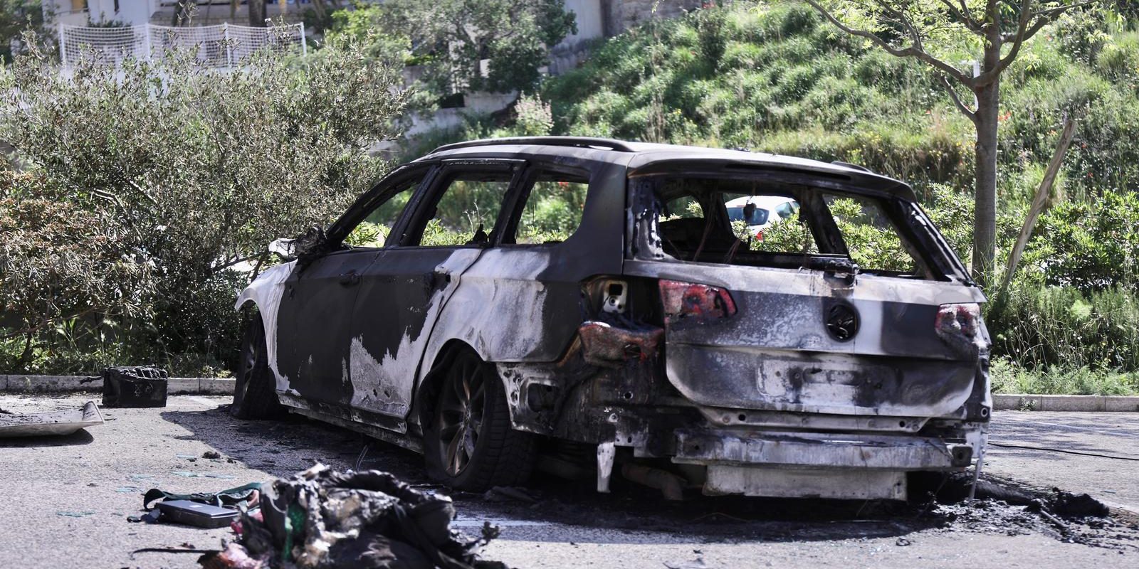 Makarska: Tijekom noći na parkiralištu u potpunosti izgorio automobil