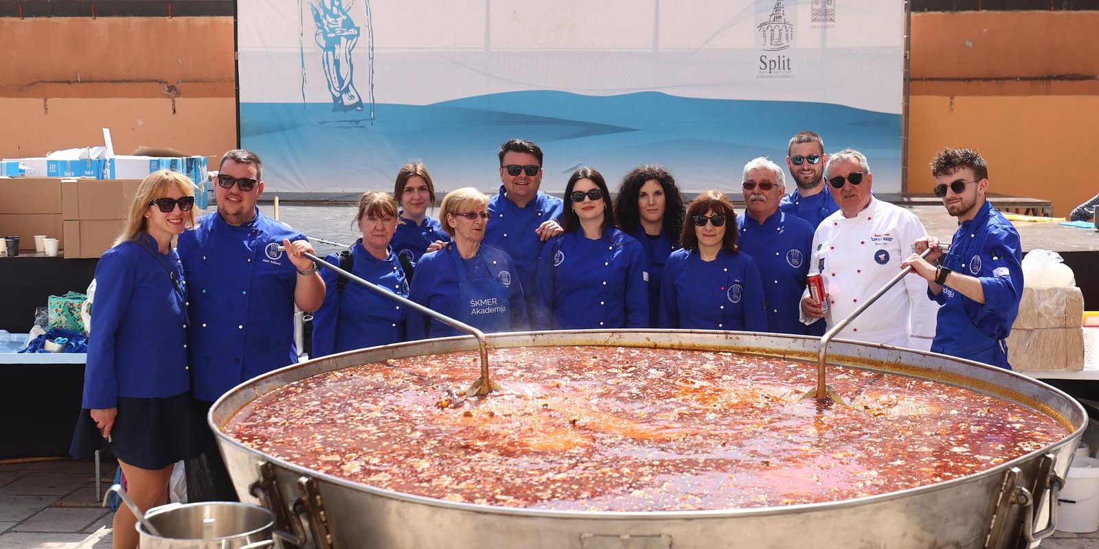 Split: Povodom blagdana svetog Dujma, zaštitnika grada, građanima podijeljeno 5000 porcija janjetine s graškom